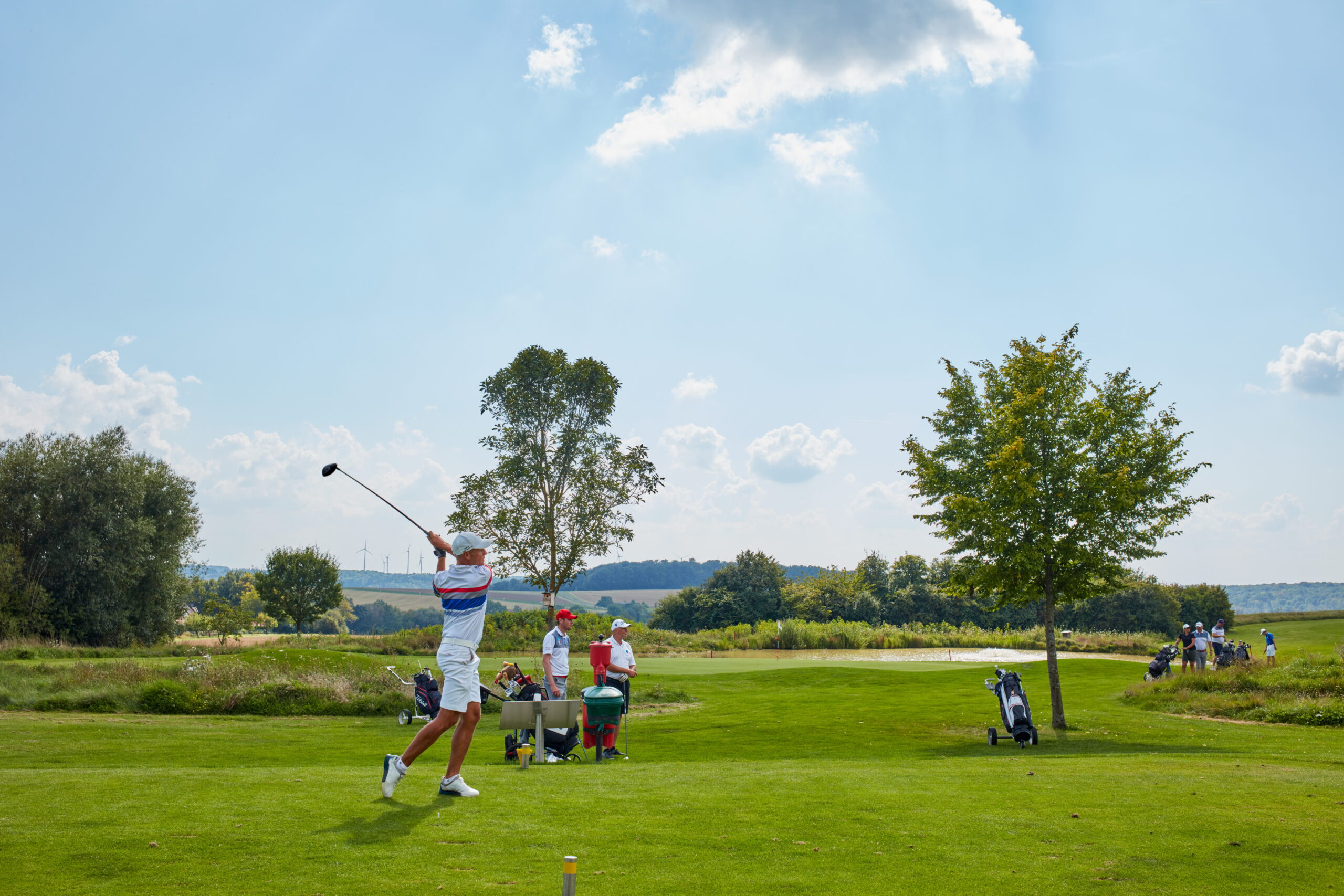 Abschlag am Golfplatz